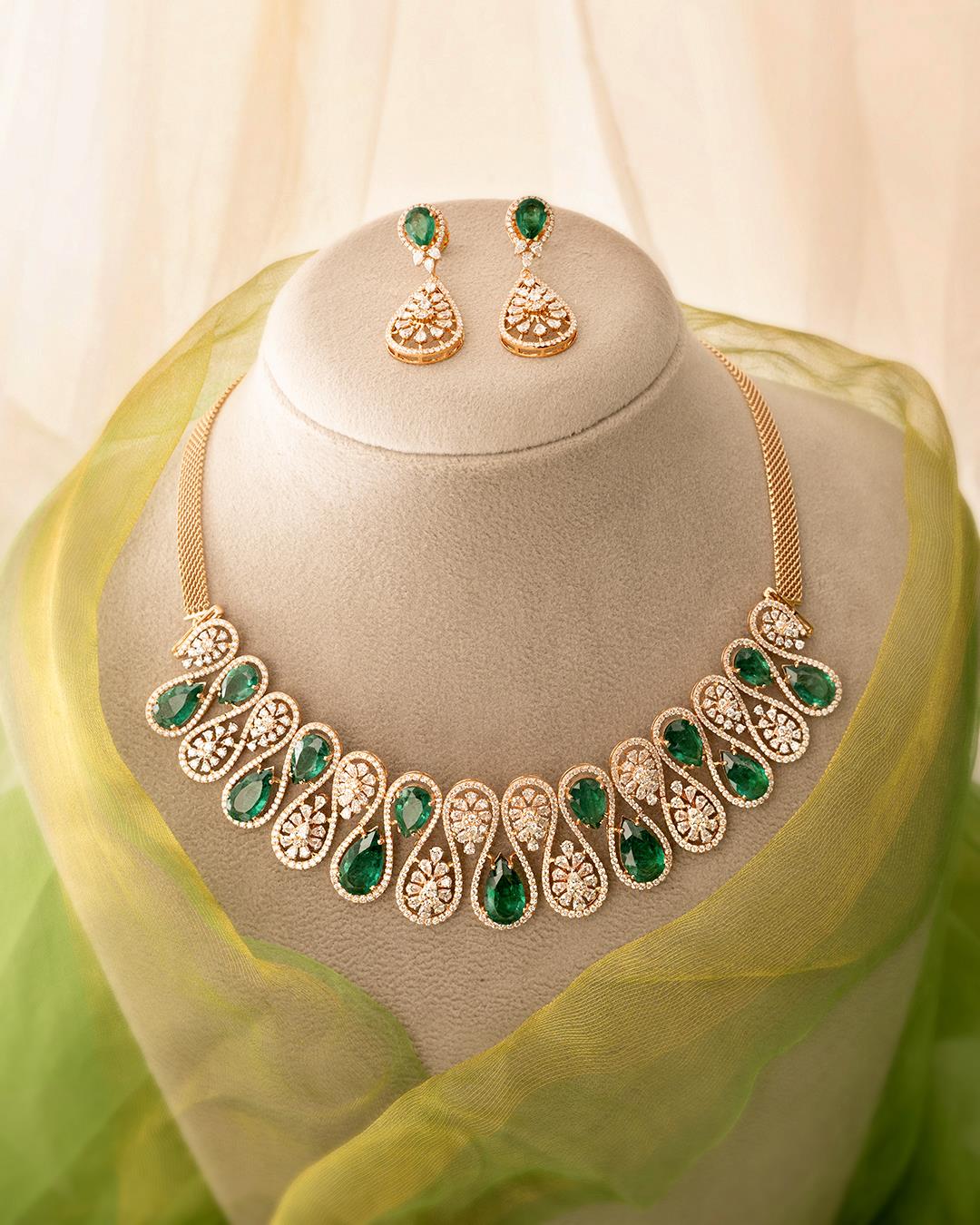 Regal Grace: 18K Rose Gold Emerald & Pear Diamond Jewelry Set