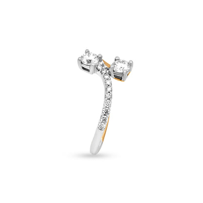 Two-Tone Harmony: 18k Gold Solitaire Ring with Dual Round Diamonds