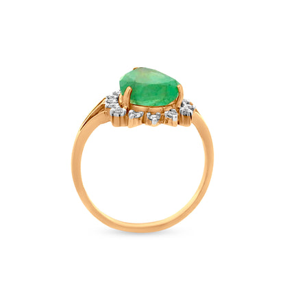 Stunning 18K Yellow Gold Emerald & Diamond Ring With 3.1 Carat Of Pear Shaped Emerald In Center